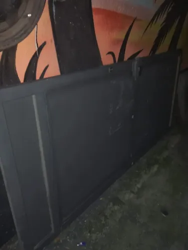 Porta de ferro com fechadura acoplada