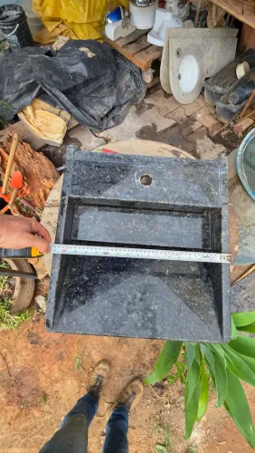 Pia esculpida em granito