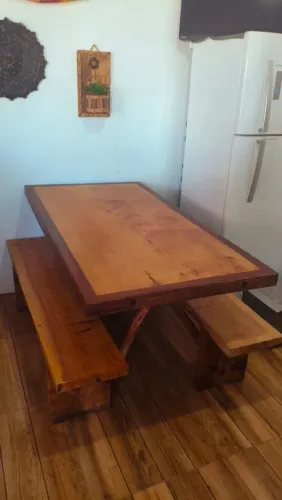 Mesa maciça de madeira com bancos