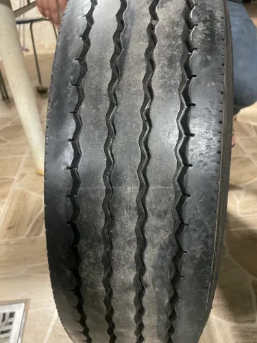Vendo pneus 215/75-R17.5