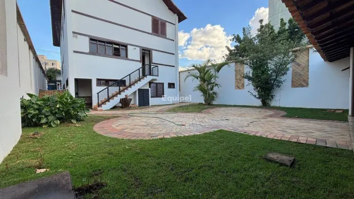 Casa Ampla com 8 Quartos e Estrutura Completa para Locação na Floresta