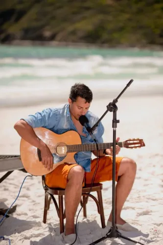 Cantor música ao vivo Felipe Brandão