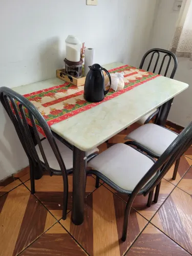 Mesa de mármore 4 cadeiras.