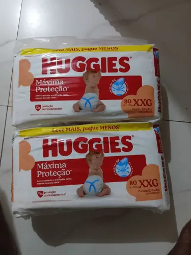 Vendo 2 pacotes lacrados de fraldas HUGHIES.