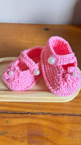 Sapato de bebê com tiara em crochê