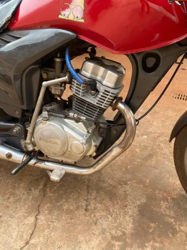 Vende-se uma moto documentação tudo em dia só no ponto de transferir 