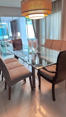 Mesa de jantar com 8 cadeiras 