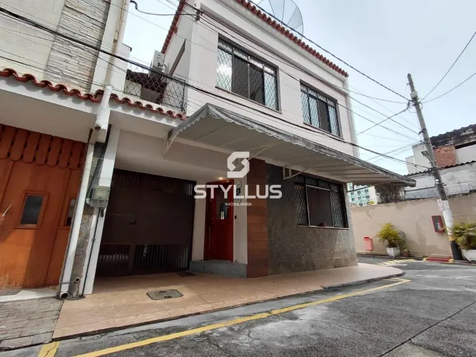 Casa de Condomínio Espaçosa com Suíte e Closet em Méier! RO01X