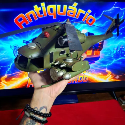 Helicóptero militar de ferro
