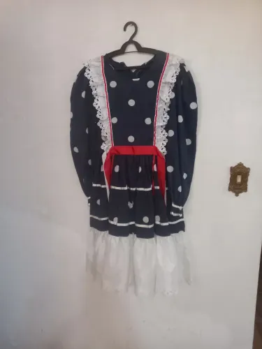 Vestido de quadrilha com shorts.