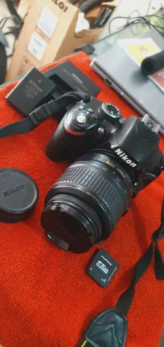 Vende-se Câmera DSLR Nikon D3200 + Lente Kit 18-55mm (Excelente Estado)