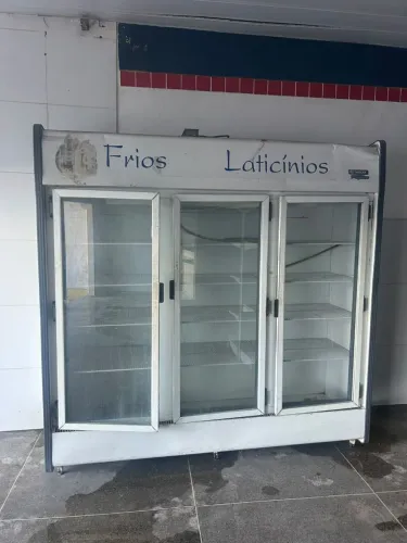 Expositor de frios e prateleiras