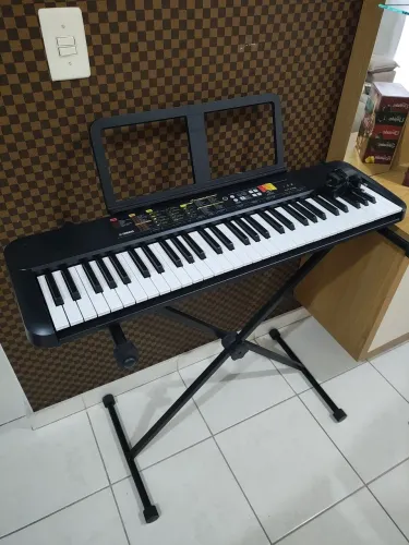 Teclado musical Yamaha NOVO com acessórios!
