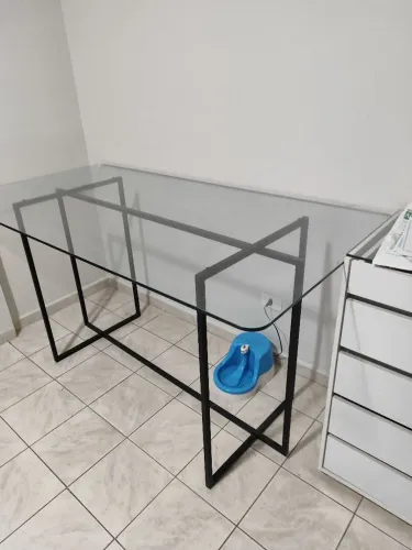 Linda mesa de aço e vidro. Tampo 1,80 x 0,90 m