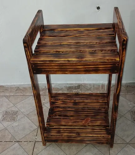 Suporte móvel de madeira p/ ventilador, com rodinhas, envernizado (com efeito safari)