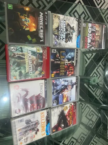 Ps3 slim acompanhado de jogos físicos e digitais,com 2 manetes e 1 ano de uso e cabos?