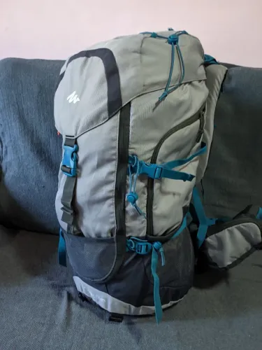 Mochila cargueira Quechua Forclaz 50L cinza trekking montanha trilha bota corta vento nike