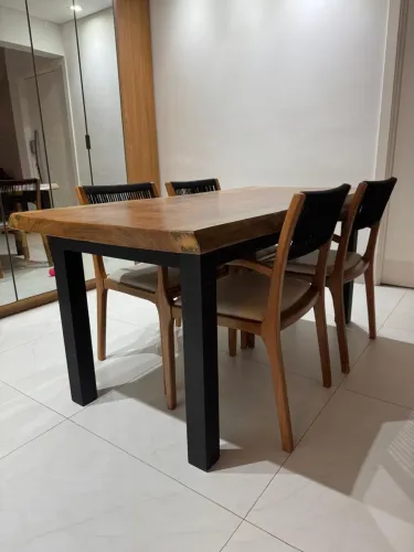 CONJUNTO DE MESA DE MADEIRA RÚSTICA - CADEIRAS EM CORDA NÁUTICA