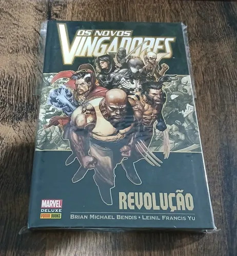 HQ Os Novos Vingadores: Revolução (Marvel Deluxe, seminova)