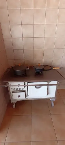 Fogão a lenha com jogo de panelas de ferro