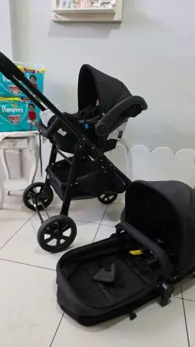 Carrinho Moisés com bebê conforto 