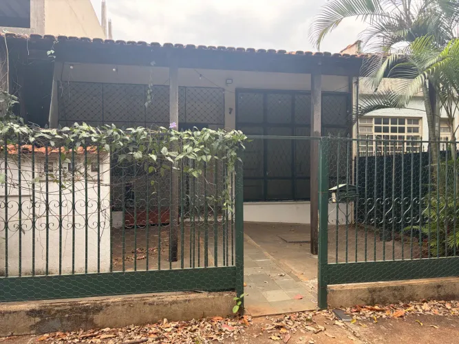Excelente Casa de 3 Quartos com Garagem na Asa Sul - Ótima Localização!
