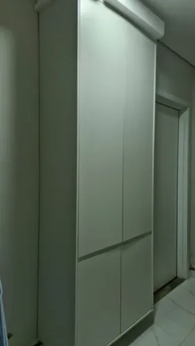 Móvel em mdf branco, de marcenaria. 90 cm de largura, 2,35 de altura 0,41 de profundidade