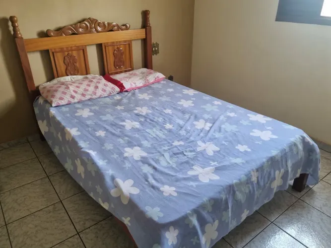 Cama Casal (Viúva) em madeira sem colchão..