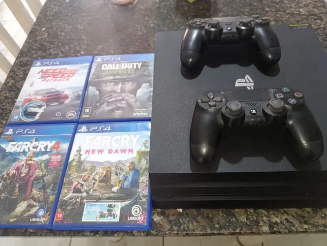 PS4 pro 1 TB 5 jogos 2controles . Troco por som automotivo de carro ou vendo