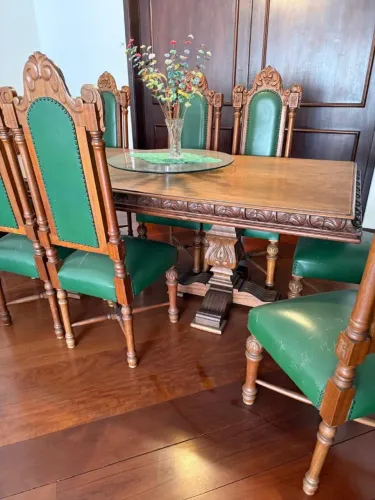 Sala de jantar com 8 lugares e balcão de cerejeira maçiça