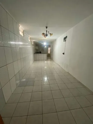 CASA RESIDÊNCIAL COM 02 VAGAS DE GARAGEM COBERTA NO BAIRRO VALE QUEM TEM.
