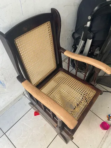 Cadeira Antiga em Madeira Maciça - Para Restauração (Estilo Vintage)