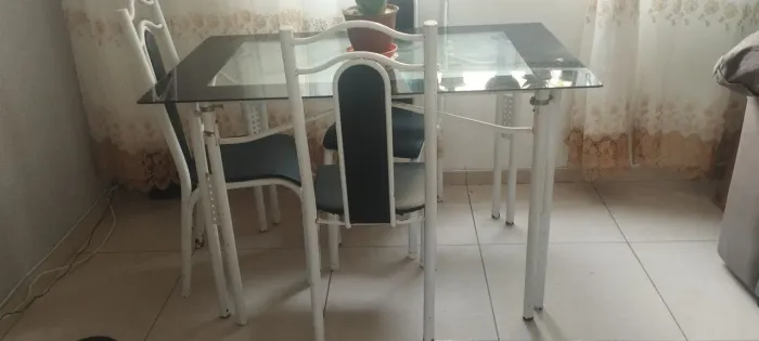 Mesa tampo de vidro com 4 cadeiras