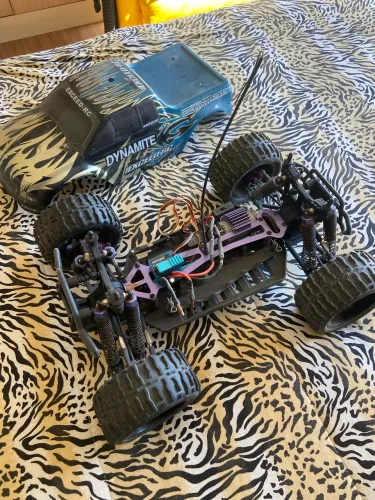 Truck off Road eletrico semi novo