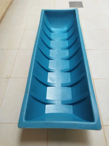 Comedouro polietileno 310 litros com suporte de ferro