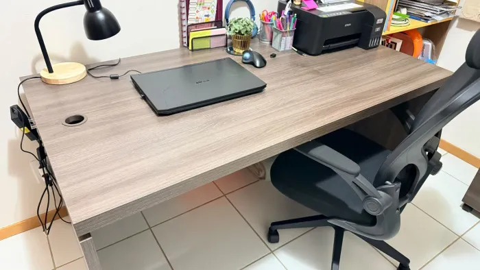 Mesa de escritório com gaveteiro.