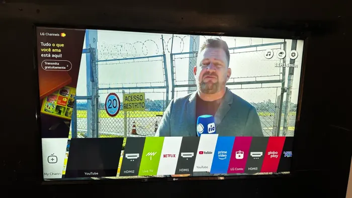 Tv LG 49 pol smart Wi-Fi com detalhe no canto.