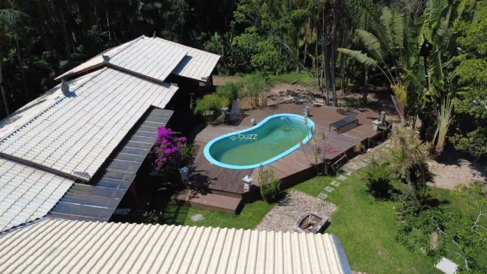 Casa com 2 Suítes e uma edícula em terreno amplo no Rio Tavares