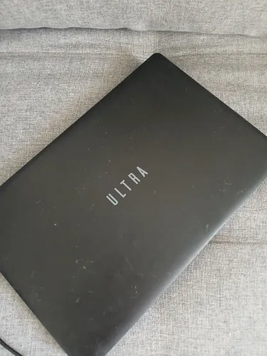 Notebook Ultra. Funciona perfeitamente, ótimo para estudos.