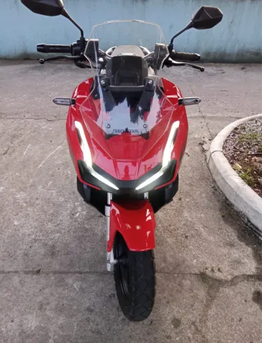 Honda ADV 150 Vermelha
