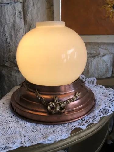 LUMINÁRIA DE MESA PLAFON EM COBRE ORNADA COM LAÇOS CÚPULA DE OPALINA  