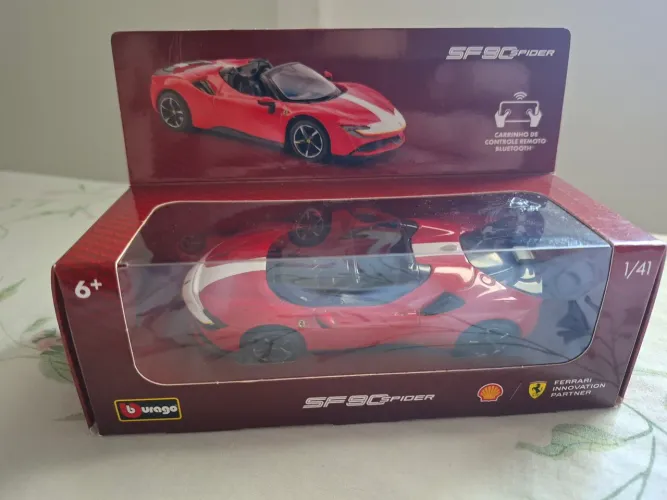 Miniatura Ferrari SF90 Spider Shell com controle via app.