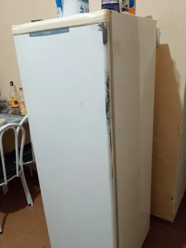 Geladeira bem usada, mas funcionando perfeitamente
