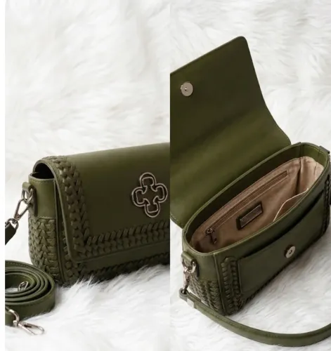 Bolsa Nova,usada 3 vezes em couro Marca. Linda na cor verde escuro