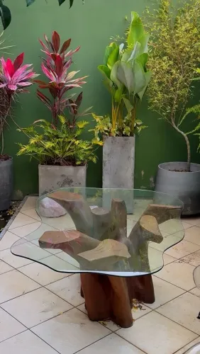 Mesa de vidro com o pé de madeira