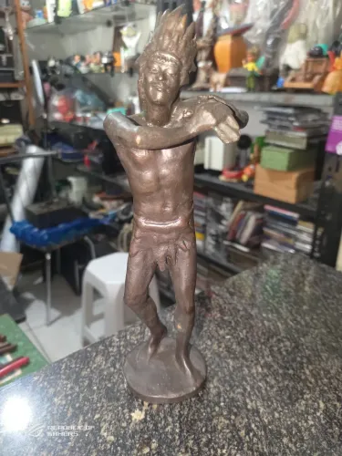 Linda escultura de índio bravo em bronze 27 de altura por 10 dos ombros lembrando Bela