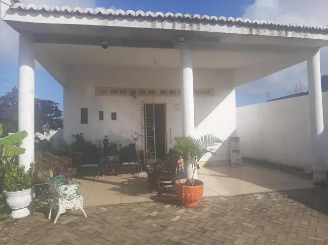 Vende se uma casa por trás da madereira cacique da estrada de Genipabu.