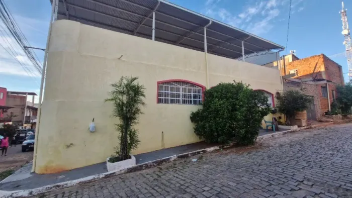 Casa 03 quartos e terraço px Altinópolis 