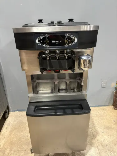 ? Máquina de sorvete Taylor Company C720 à venda! Ótimo estado. Chama no WhatsApp ?
