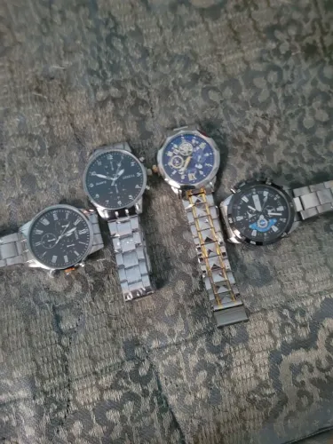 Vendo relógios no novos do modelo Quartz pulseira de metal cada um é o valor de 100 reais
